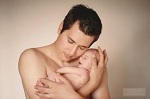Отцы с меньшими яичками лучше заботятся о своих детях