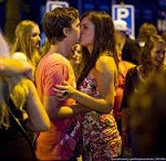 Ученые обнаружили, почему влюбленные могут слышать друг друга в шумной толпе